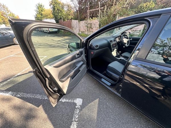 Used Ford Focus 2010 for sale - 75646228: Photo 27