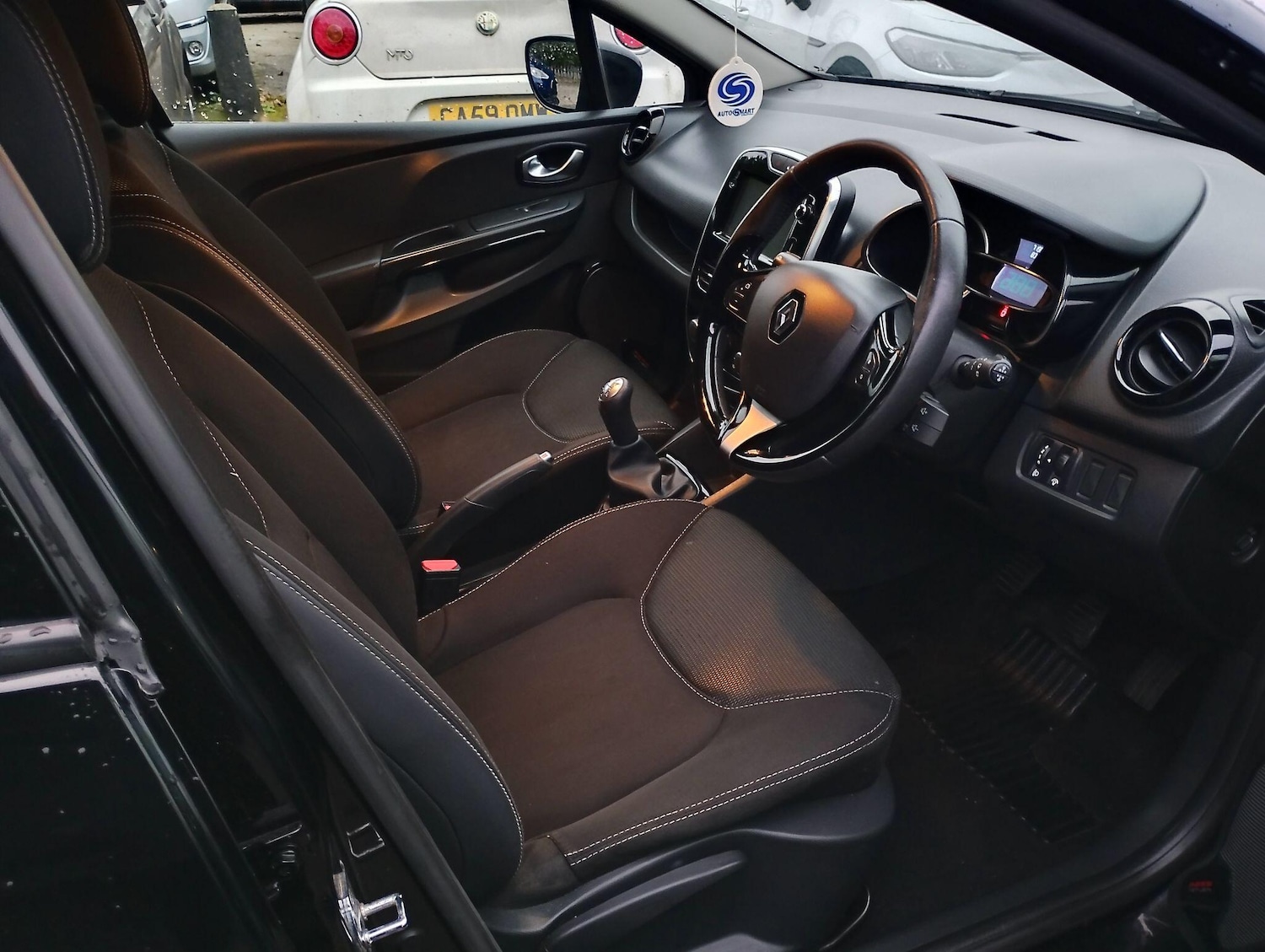 Used Renault Clio 2015 for sale - 76607317: Photo 9