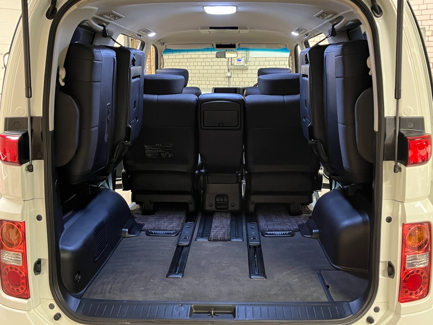 Used Nissan Elgrand 2009 for sale - 76334950: Photo 32