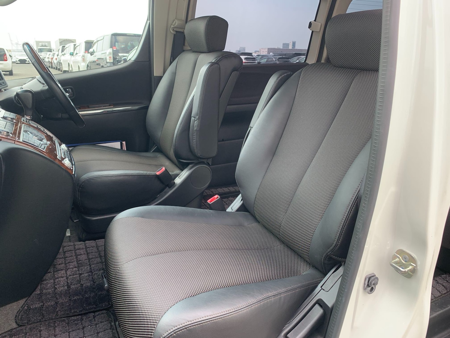 Used Nissan Elgrand 2009 for sale - 76334950: Photo 8