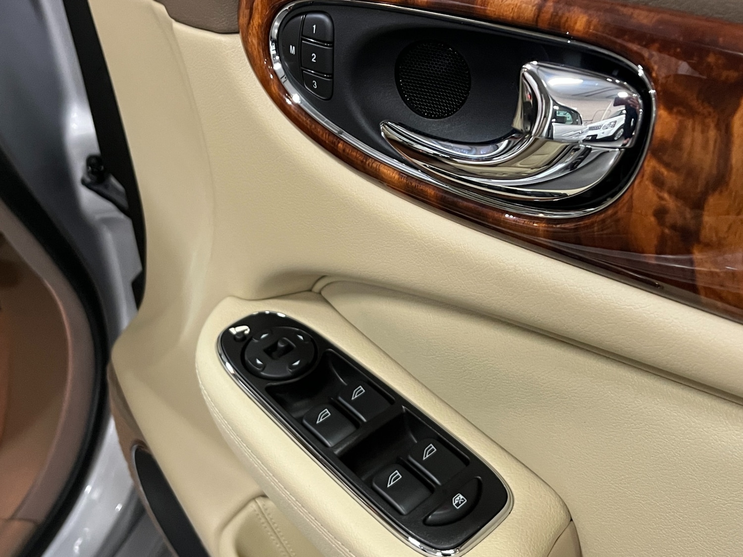 Used Jaguar XJ 2005 for sale - 77124061: Photo 22