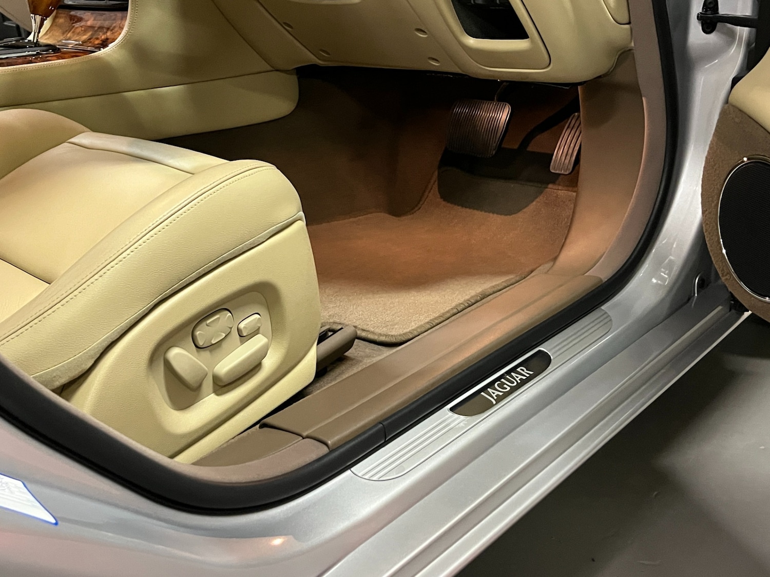 Used Jaguar XJ 2005 for sale - 77124061: Photo 27