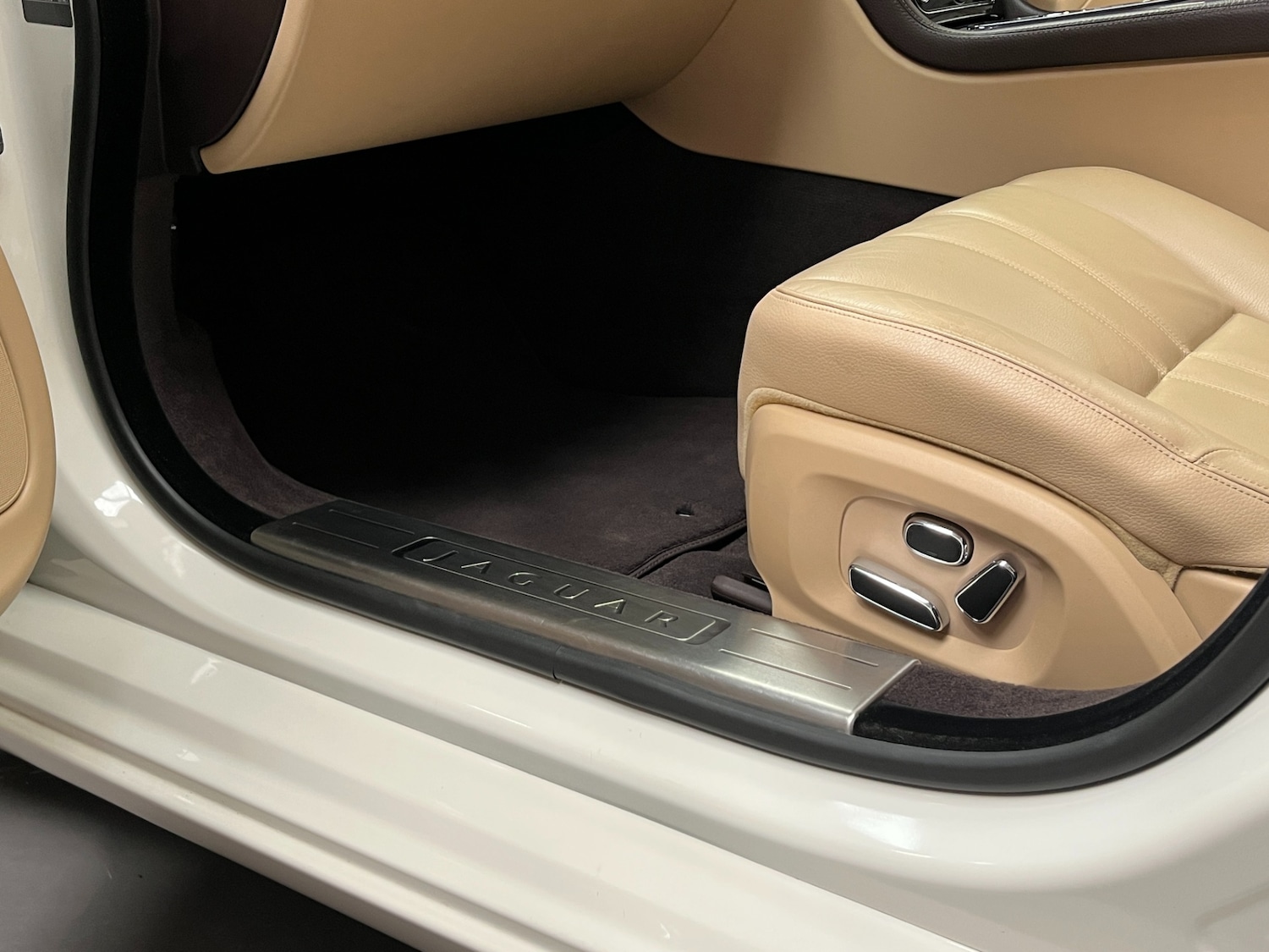 Used Jaguar XJ 2010 for sale - 75457583: Photo 21