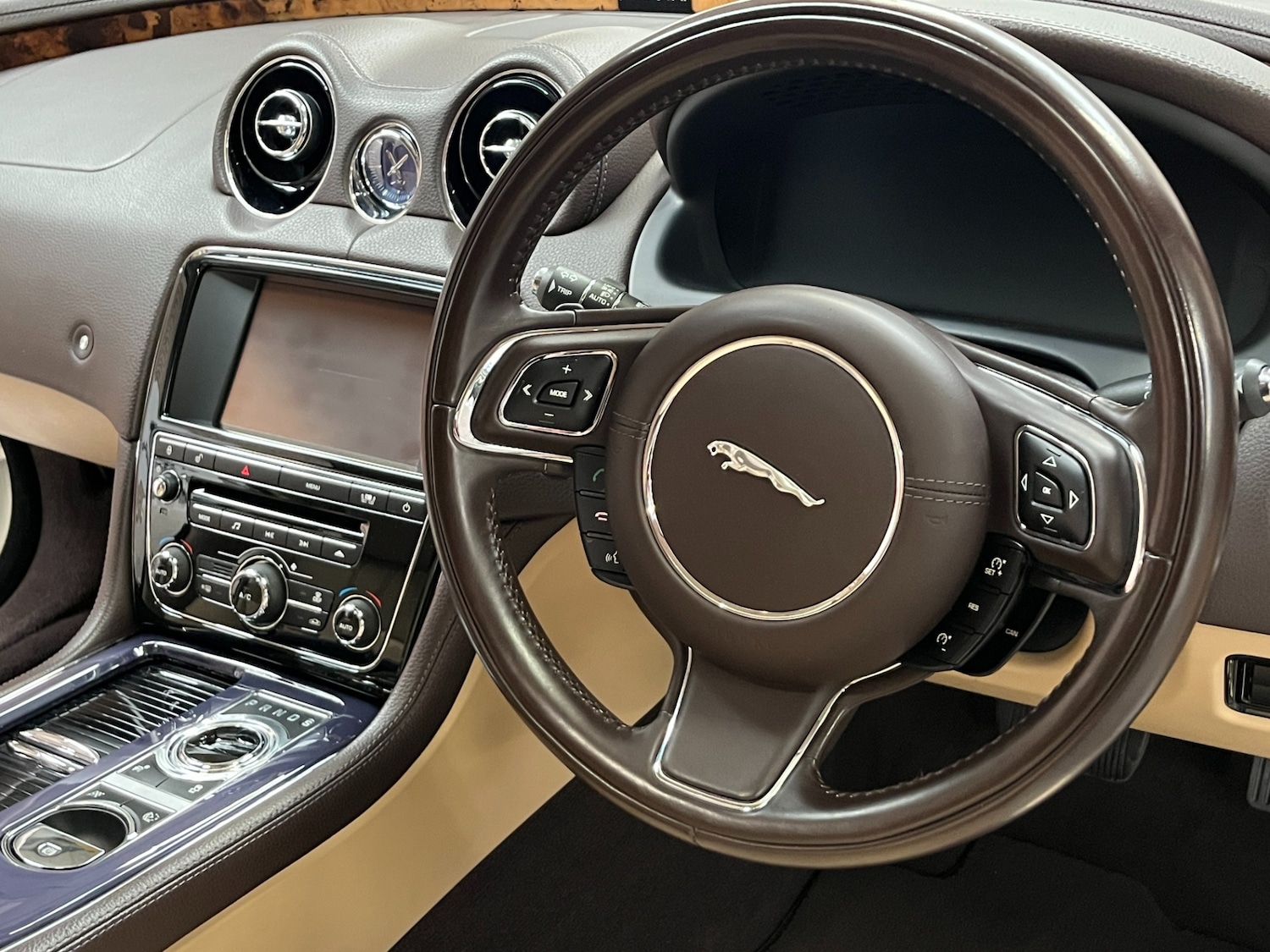 Used Jaguar XJ 2010 for sale - 75457583: Photo 23