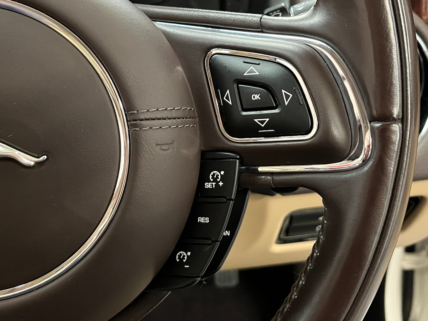 Used Jaguar XJ 2010 for sale - 75457583: Photo 25