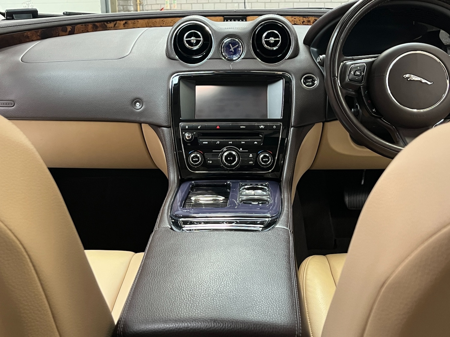 Used Jaguar XJ 2010 for sale - 75457583: Photo 26