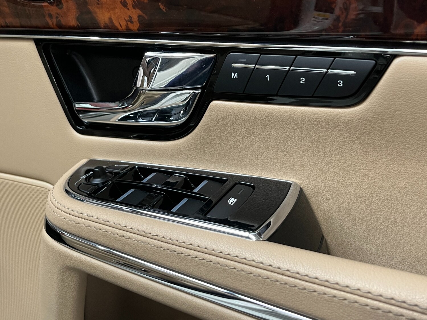 Used Jaguar XJ 2010 for sale - 75457583: Photo 37