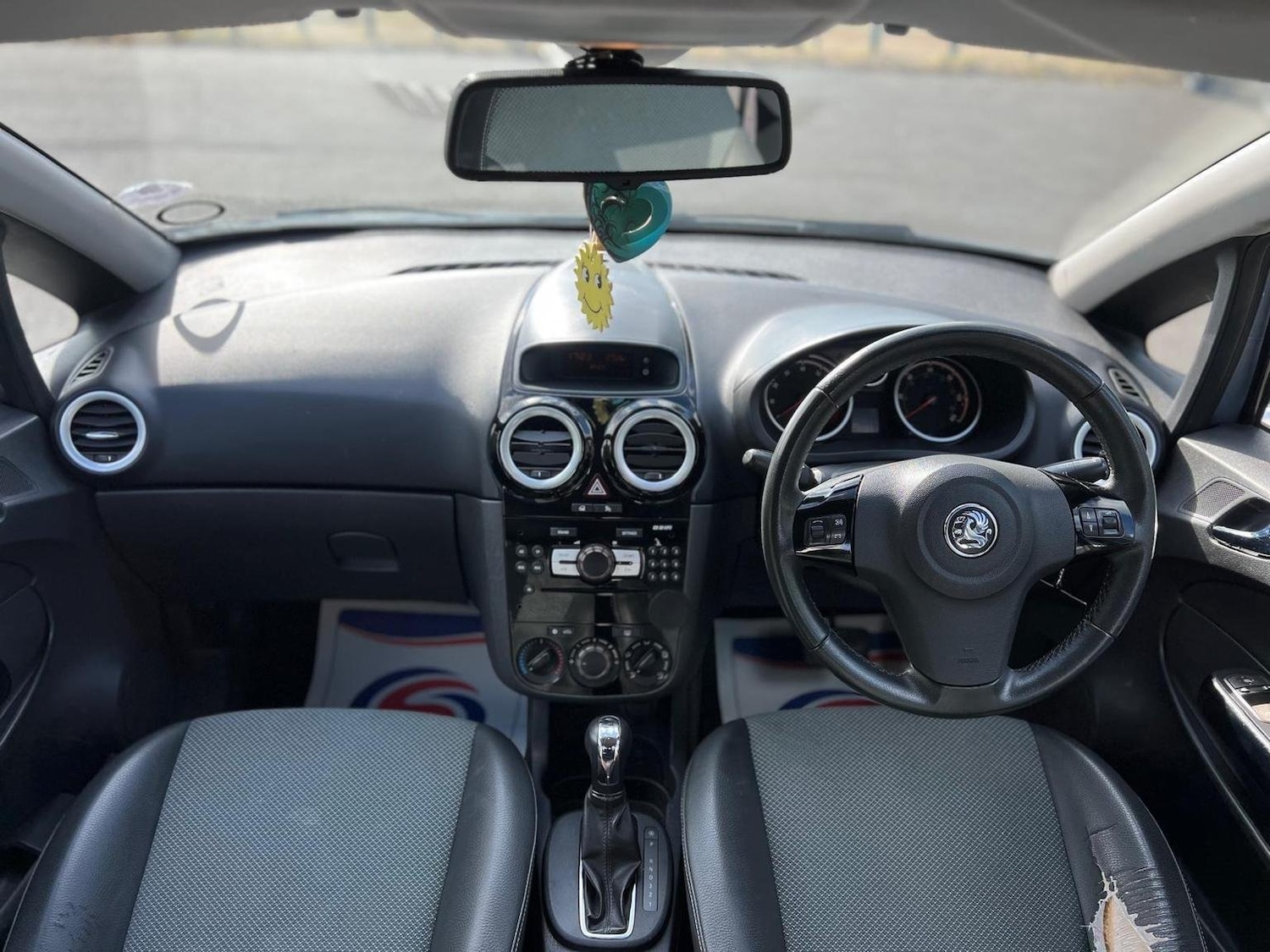 Used Vauxhall Corsa 2009 for sale - 76158423: Photo 2