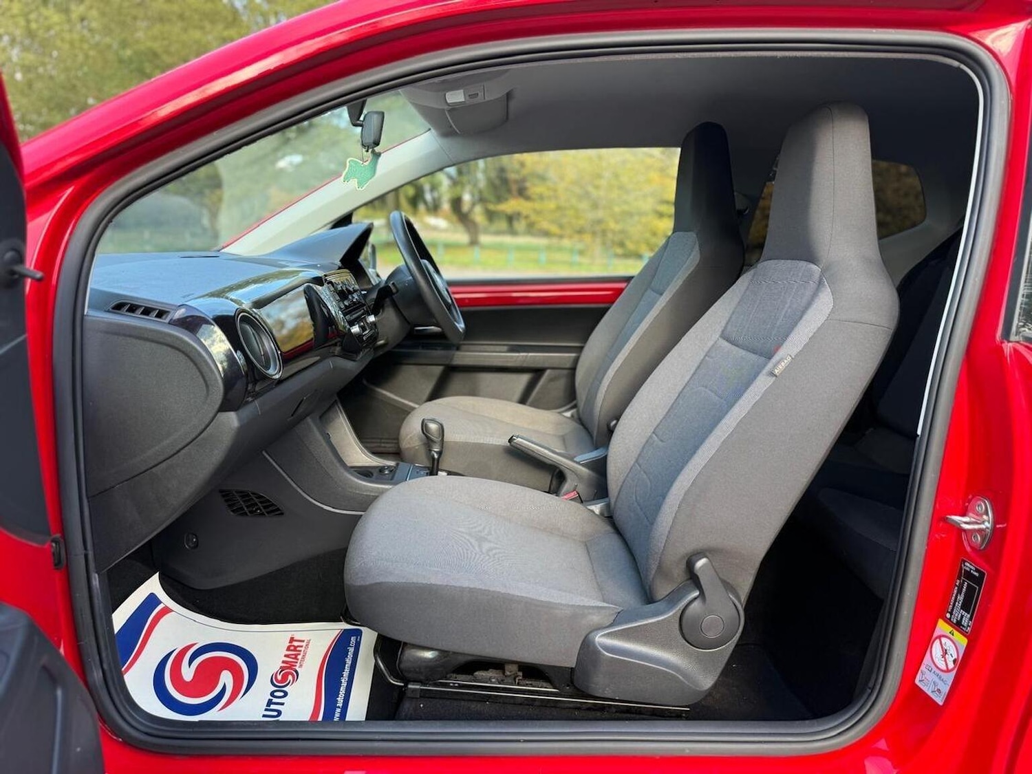 Used Volkswagen up! 2014 for sale - 76439852: Photo 31