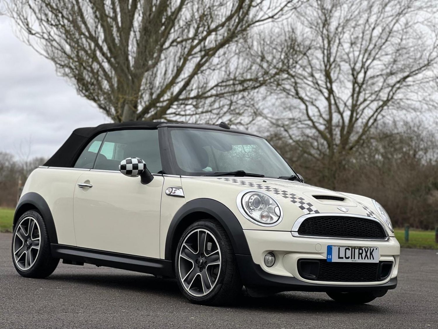 Used MINI Convertible 2011 for sale - 76793779: Photo 2