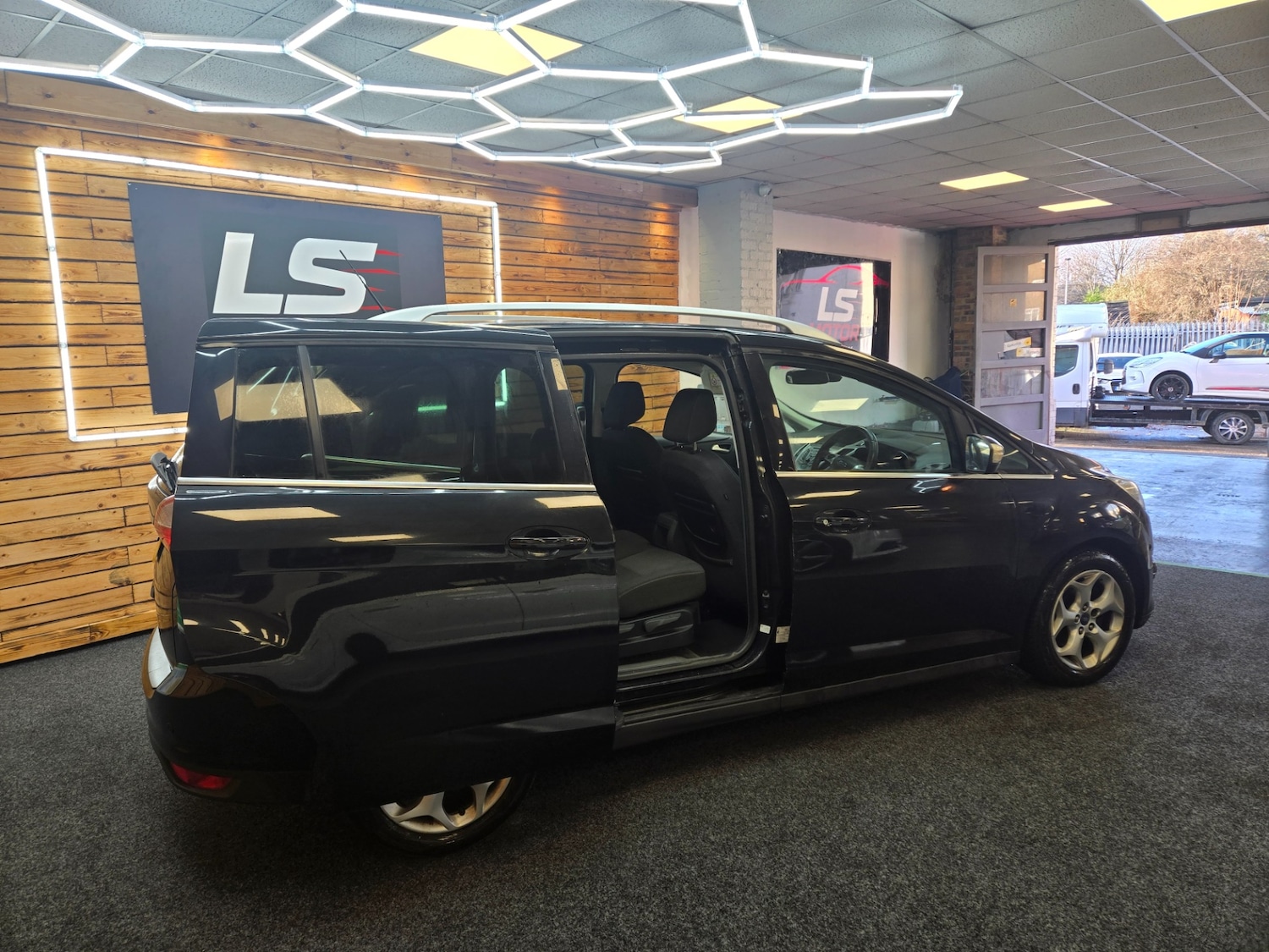 Used Ford Grand C-Max 2014 for sale - 77228369: Photo 7