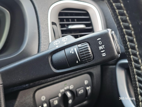 Used Volvo V40 2015 for sale - 76270228: Photo 41