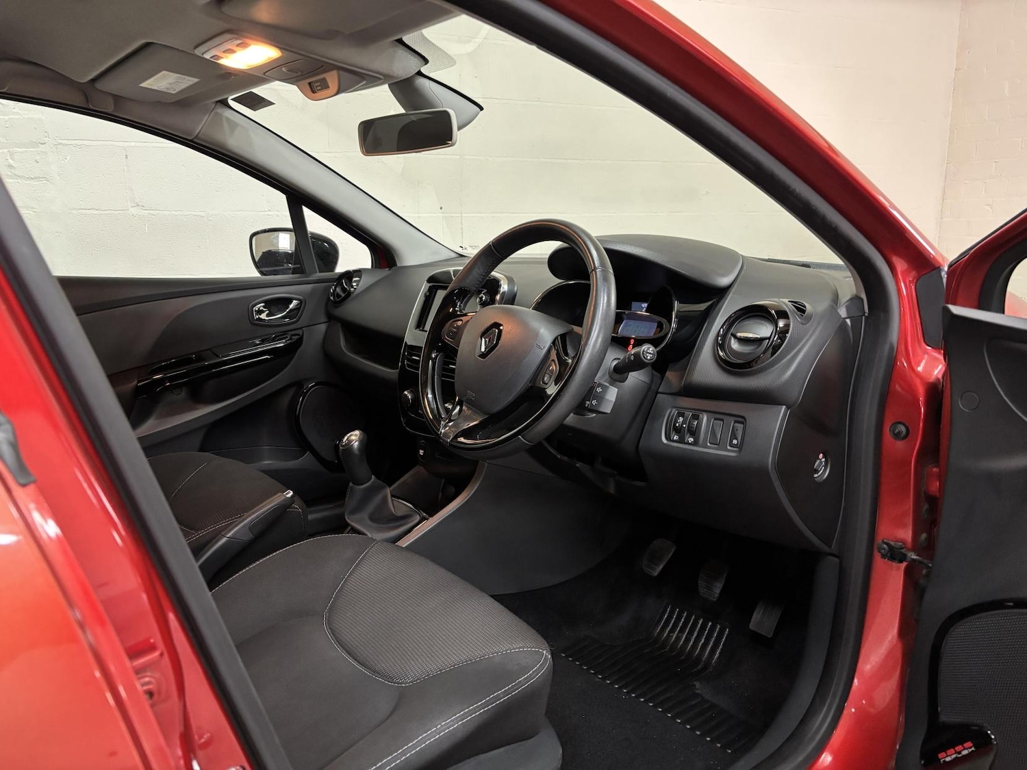 Used Renault Clio 2013 for sale - 77977378: Photo 17