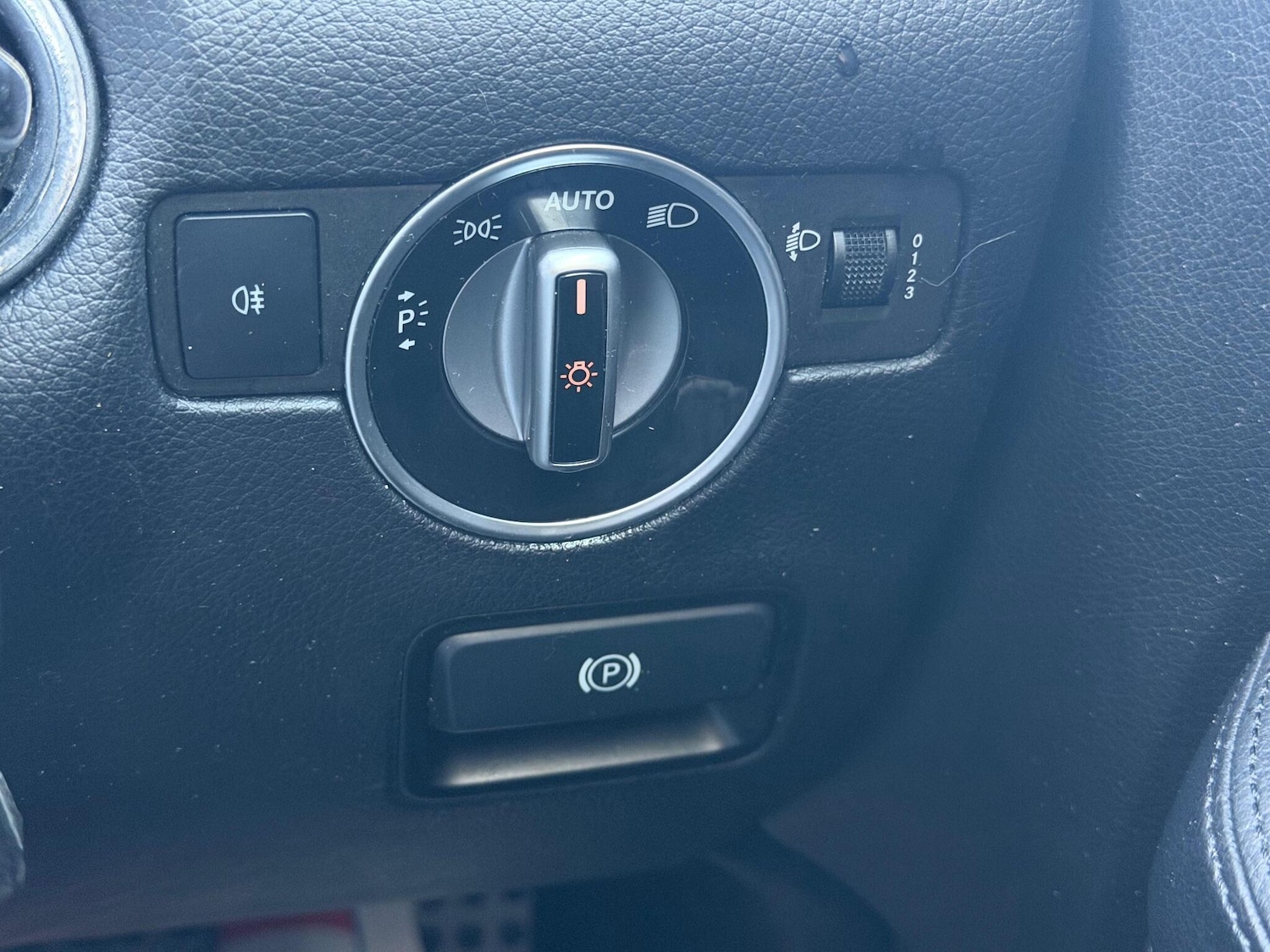 Used Mercedes-Benz SLK 2015 for sale - 76936672: Photo 40