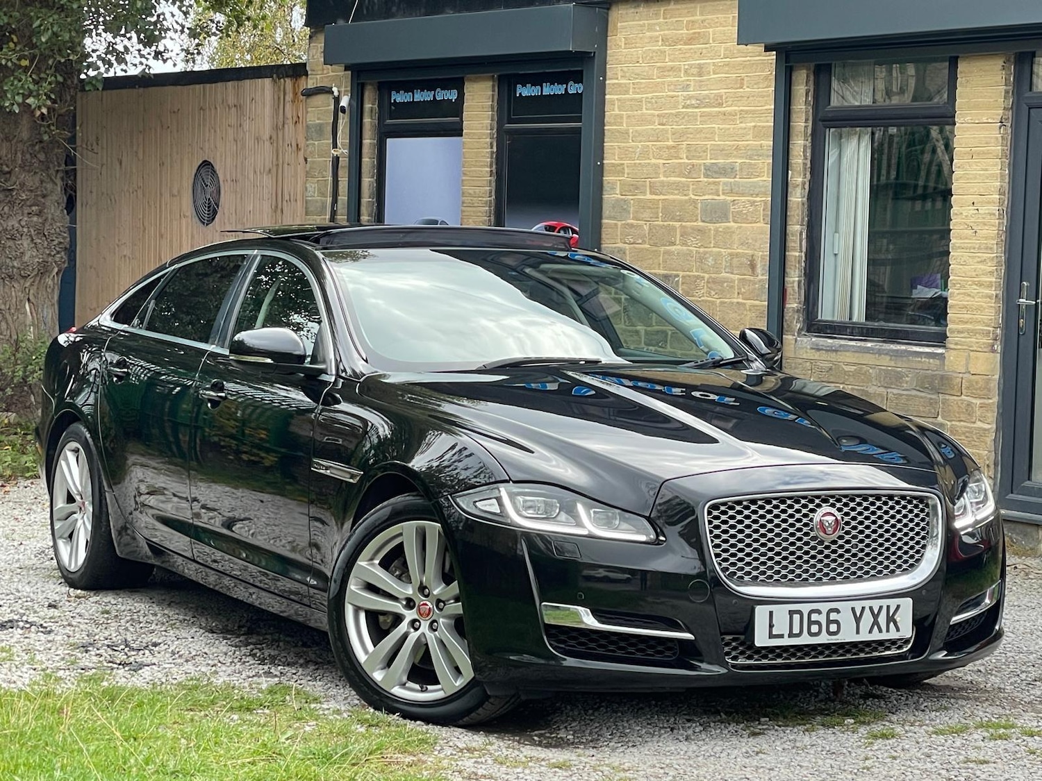 Used Jaguar XJ 2016 for sale - 76152224: Photo 1