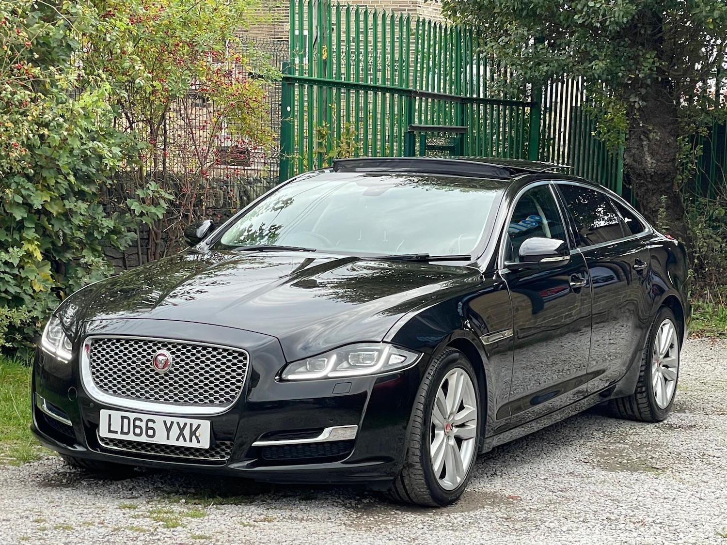 Used Jaguar XJ 2016 for sale - 76152224: Photo 3