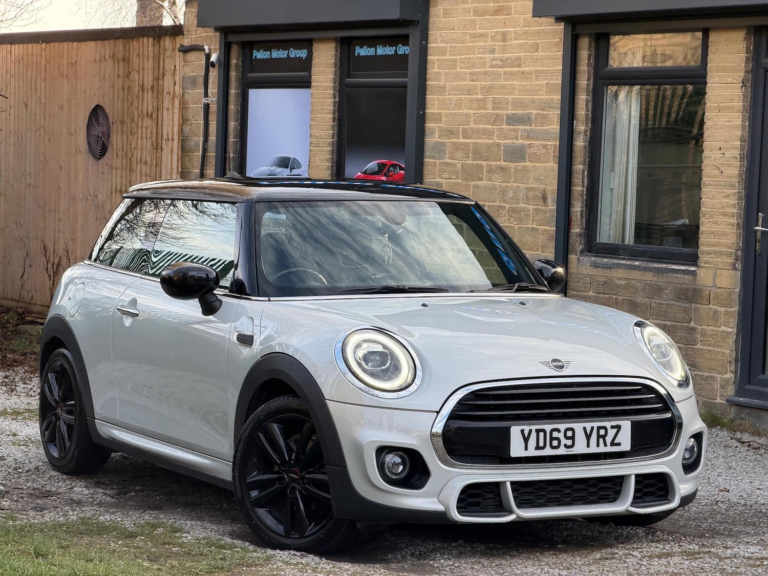 Used MINI Hatch 2019 for sale - 76965443: Photo 1
