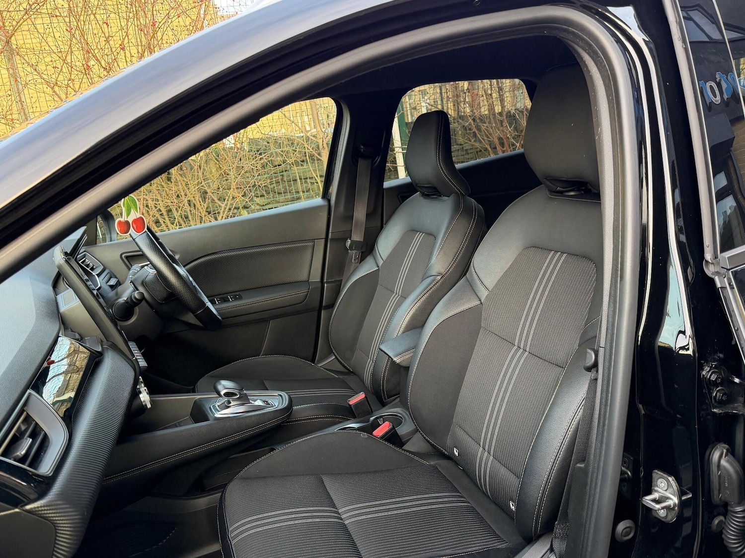 Used Renault Captur for sale - 77216332: Photo 9