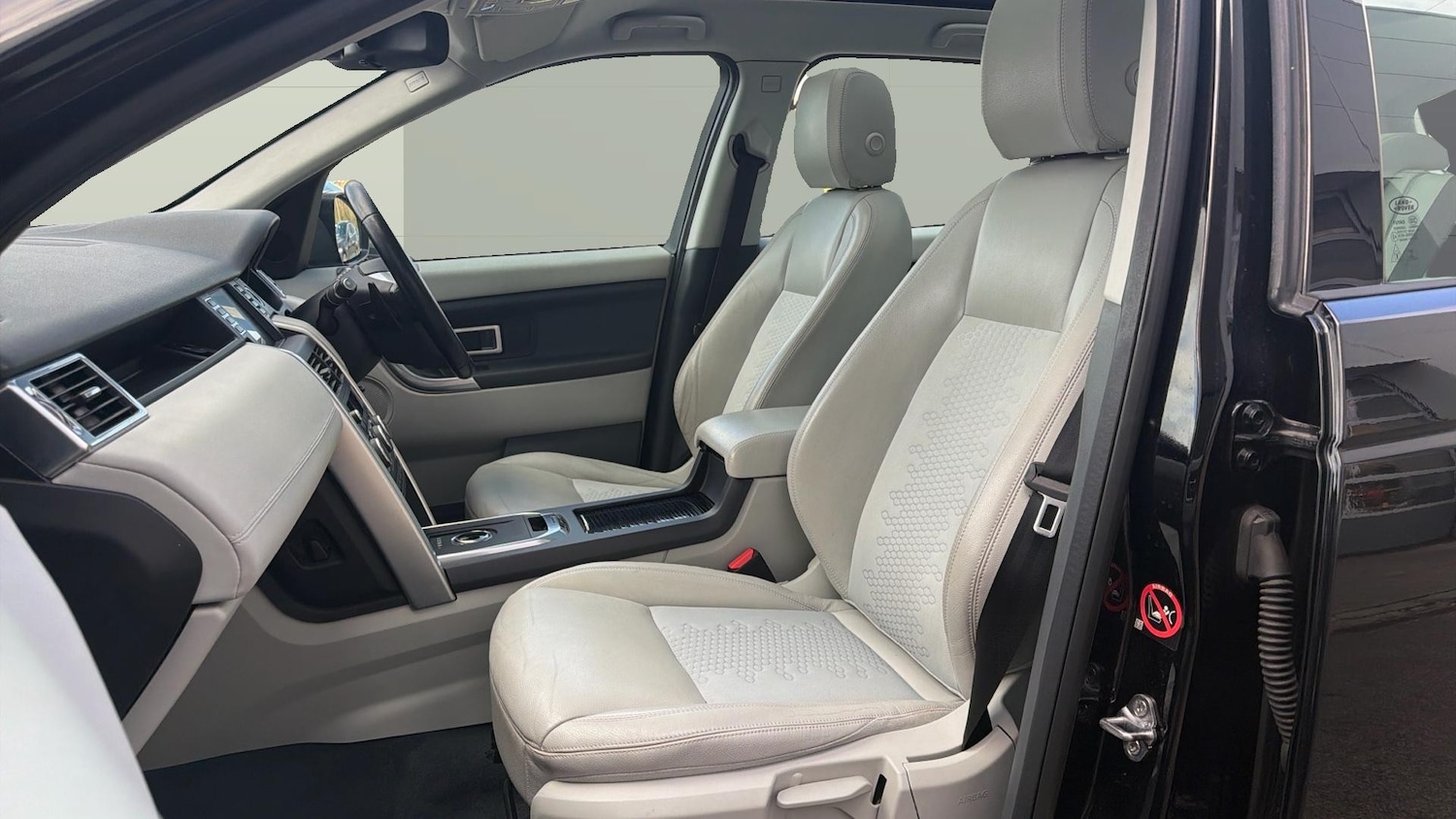 Used Land Rover Discovery Sport 2017 for sale - 78067369: Photo 3