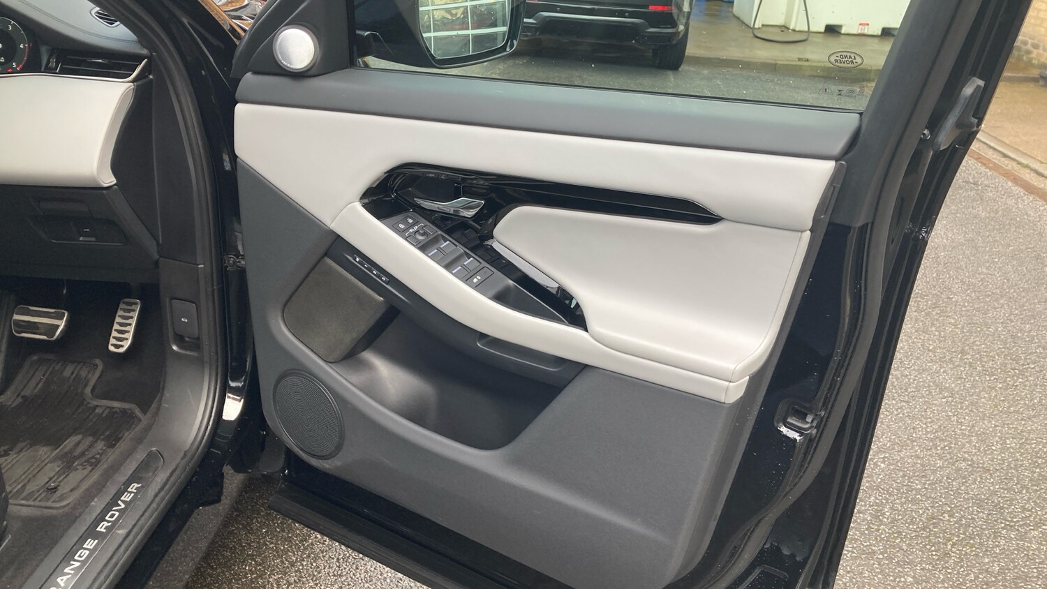 Used Land Rover Range Rover Evoque 2025 for sale - 75894488: Photo 21