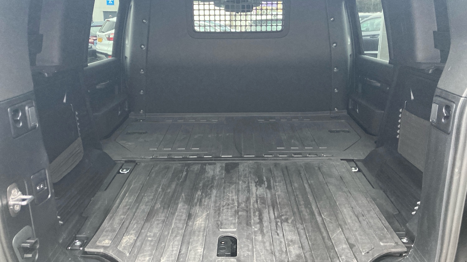 Used Land Rover Defender 2024 for sale - 77128104: Photo 10