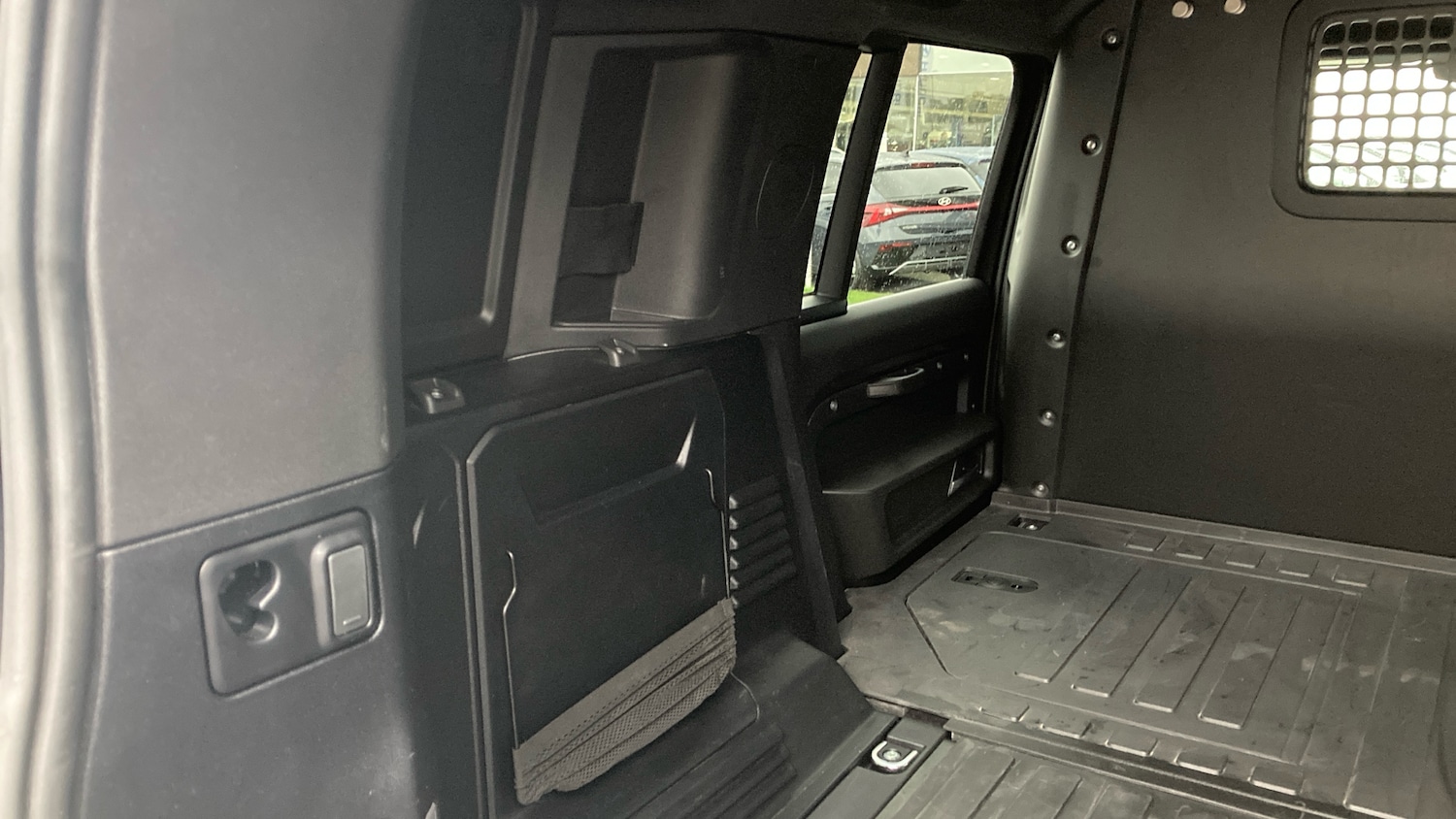 Used Land Rover Defender 2024 for sale - 77128104: Photo 23