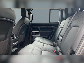 Used Land Rover Defender 2024 for sale - 77128104: Photo