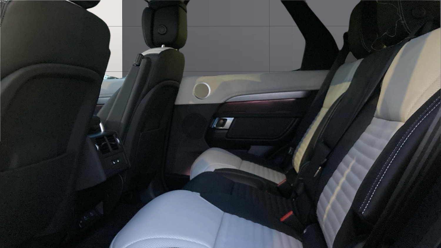 Used Land Rover Discovery 2025 for sale - 76777203: Photo 4