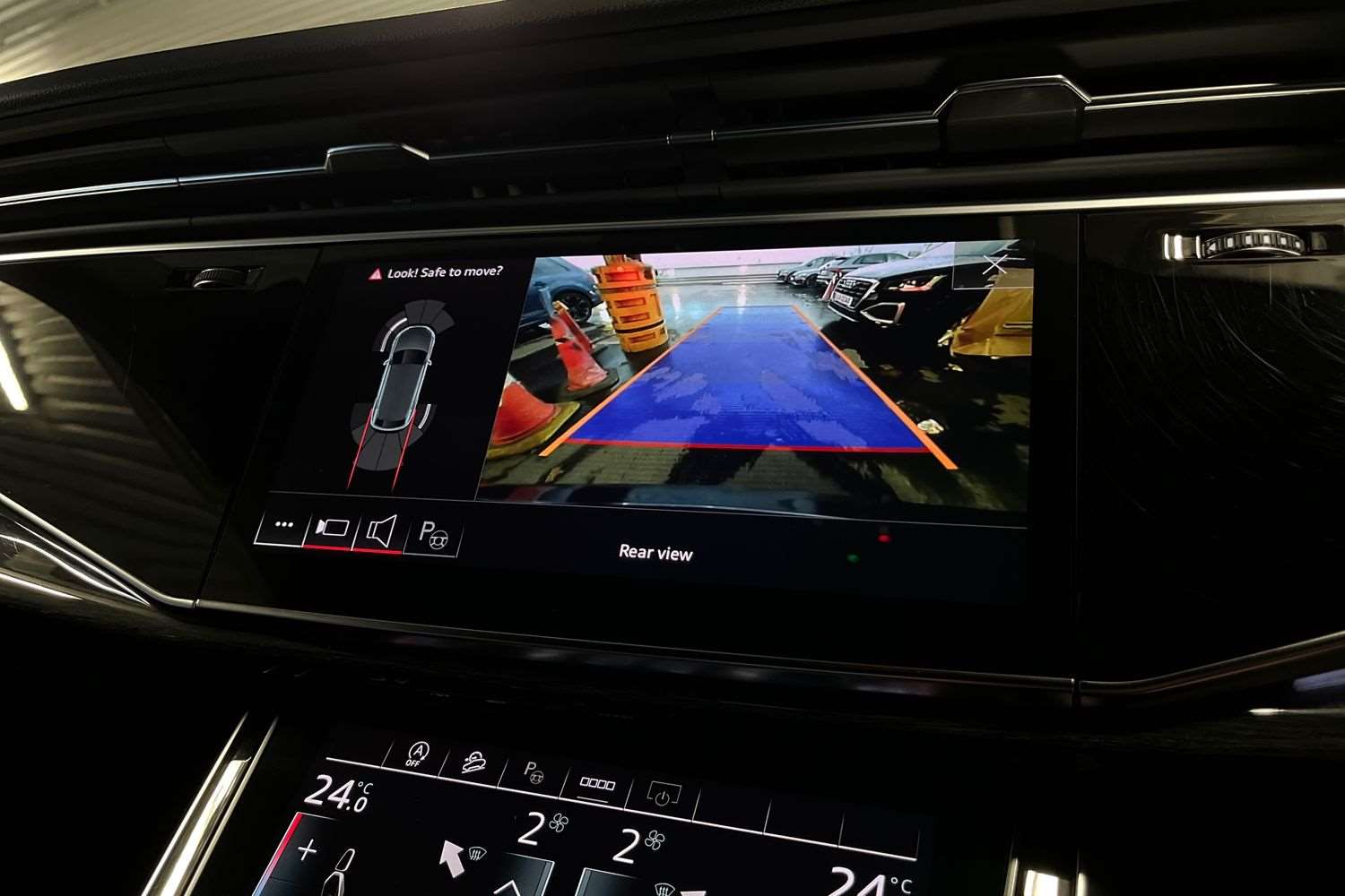 Used Audi Q8 2022 for sale - 76902443: Photo 32