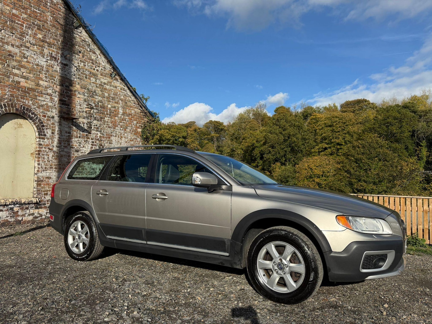 Used Volvo XC70 2010 for sale - 76349215: Photo 1
