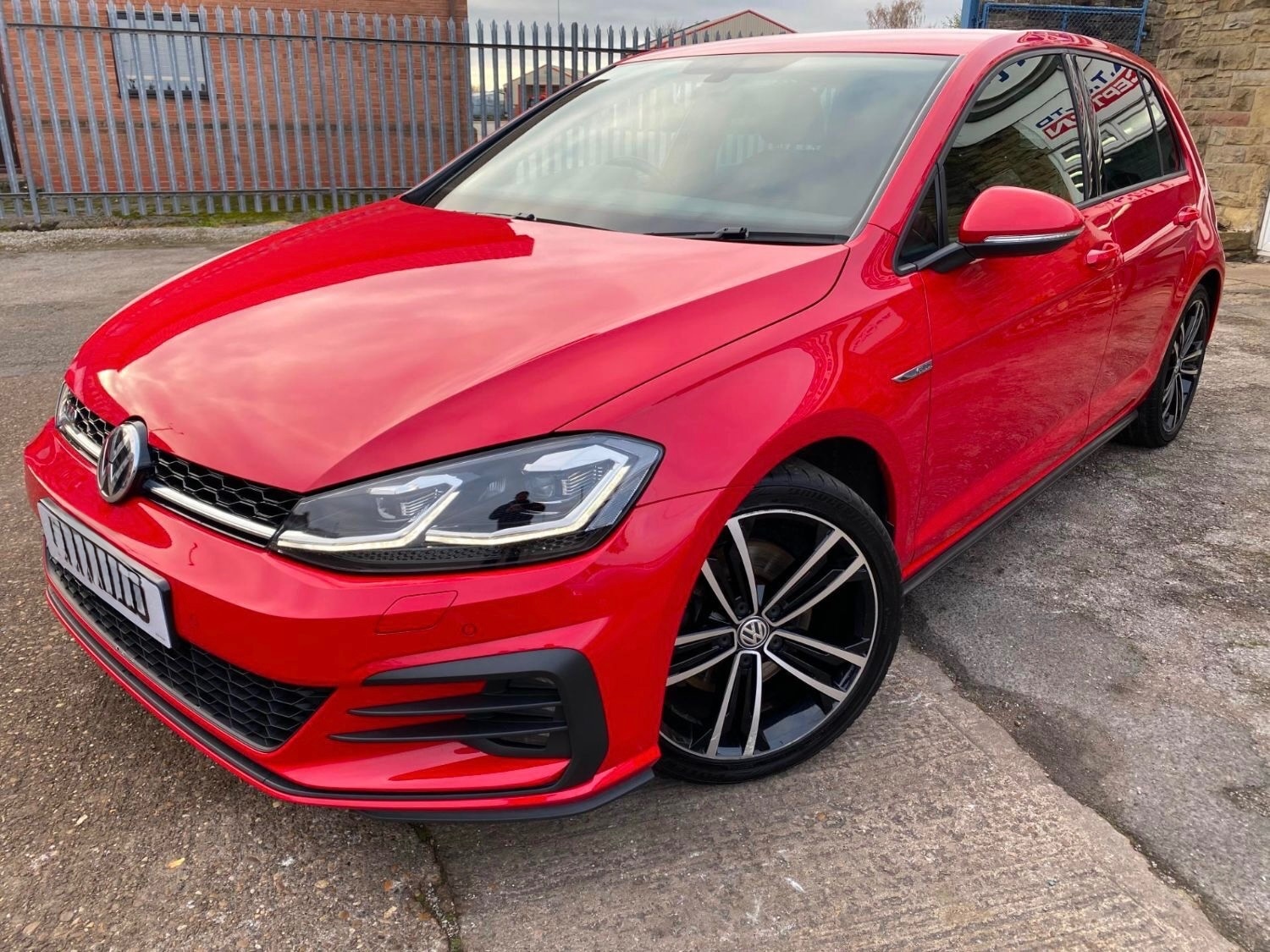 Used Volkswagen Golf 2017 for sale - 77607378: Photo 2