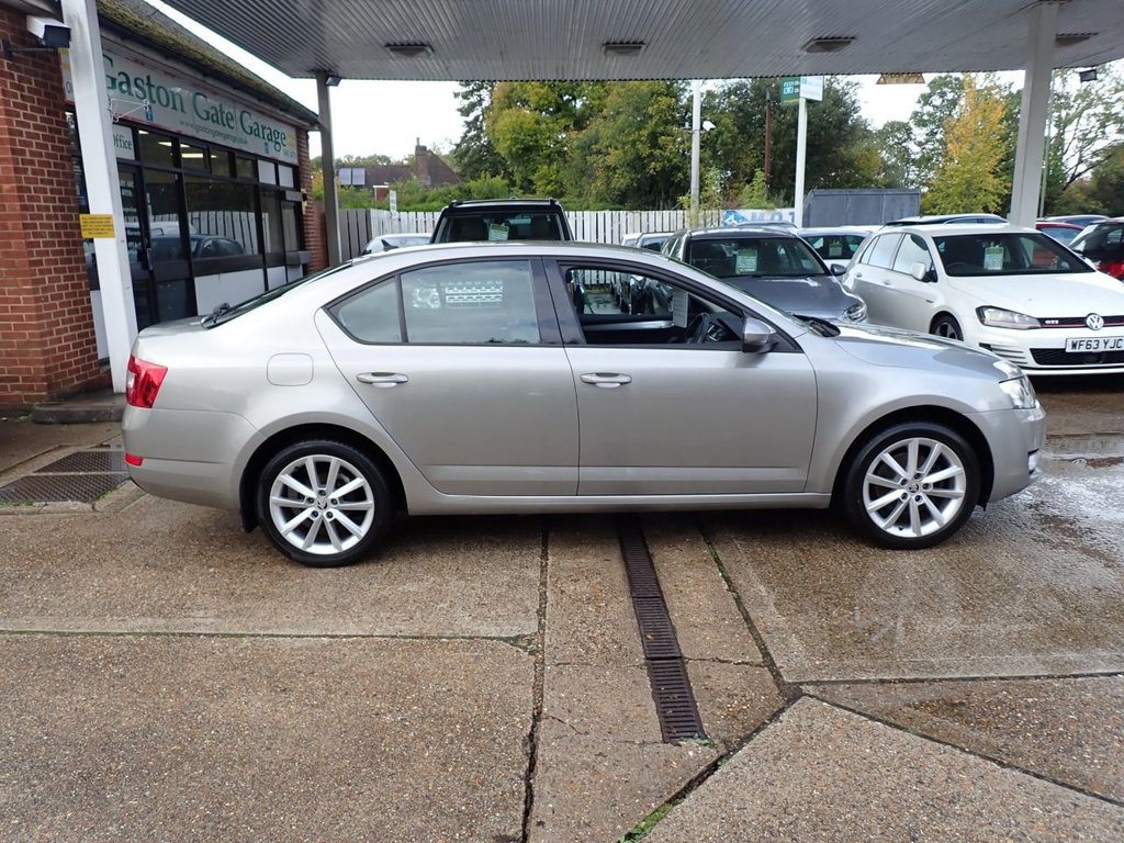 Used Skoda Octavia 2015 for sale - 76304290: Photo 2