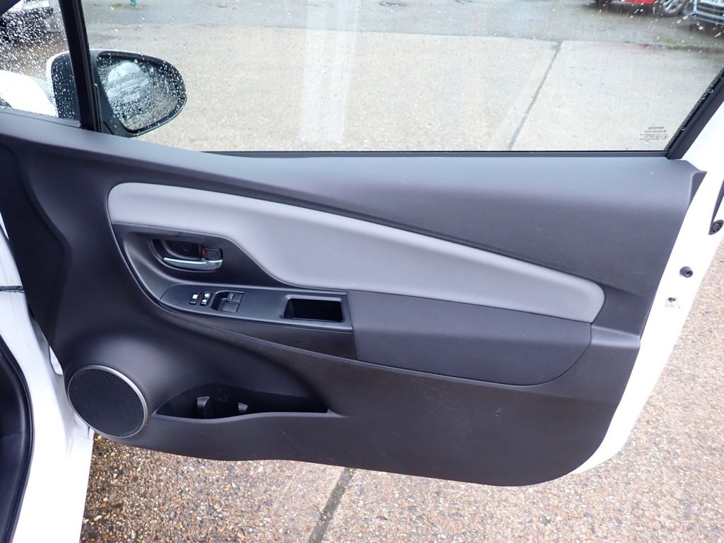 Used Toyota Yaris 2014 for sale - 77452355: Photo 32