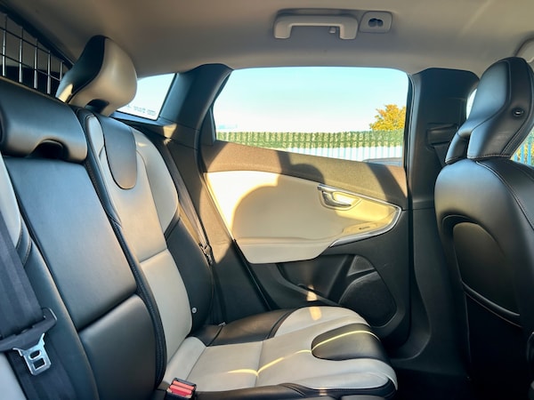 Used Volvo V40 2014 for sale - 76264304: Photo 44