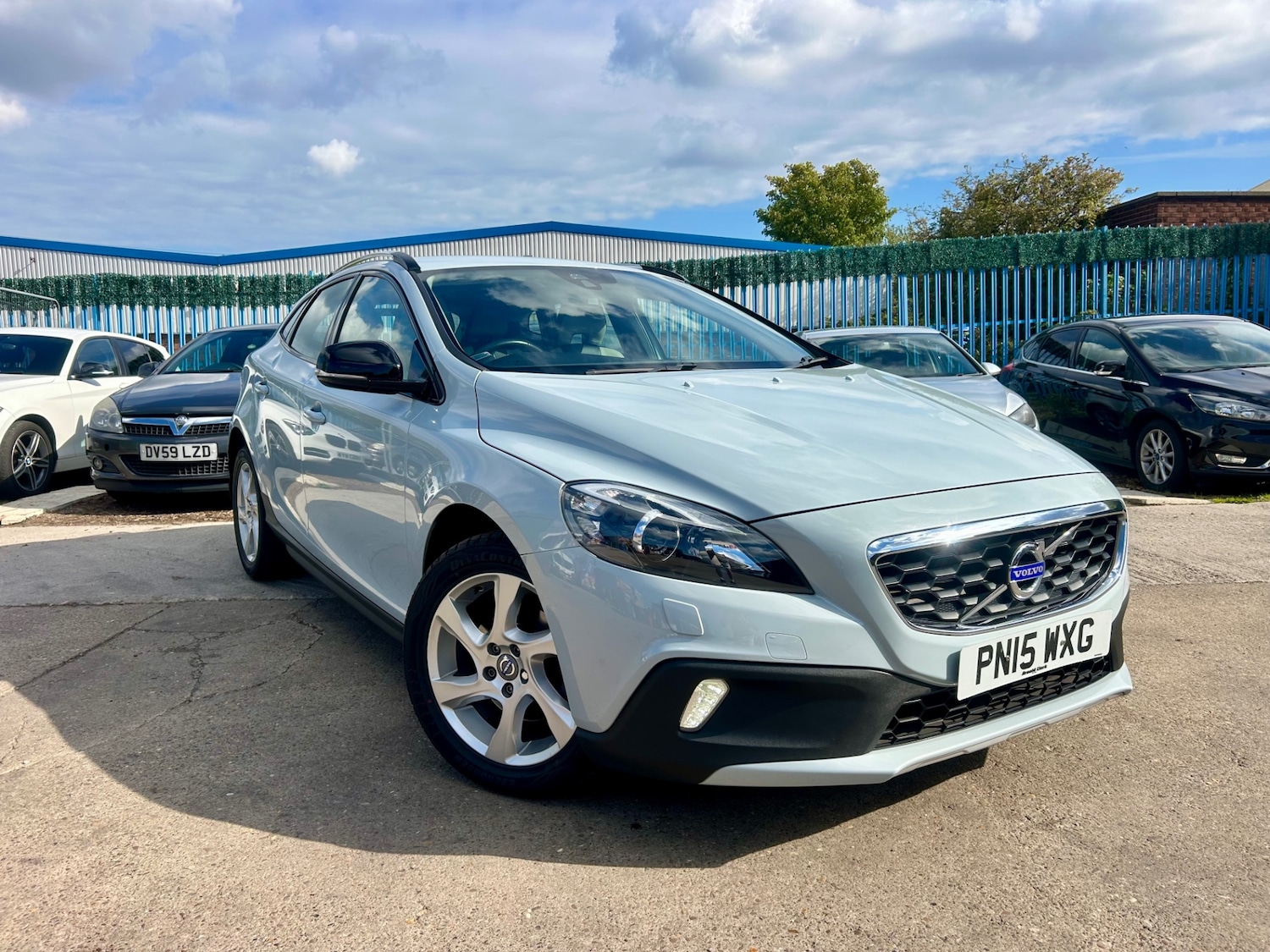 Used Volvo V40 2015 for sale - 76142412: Photo 1