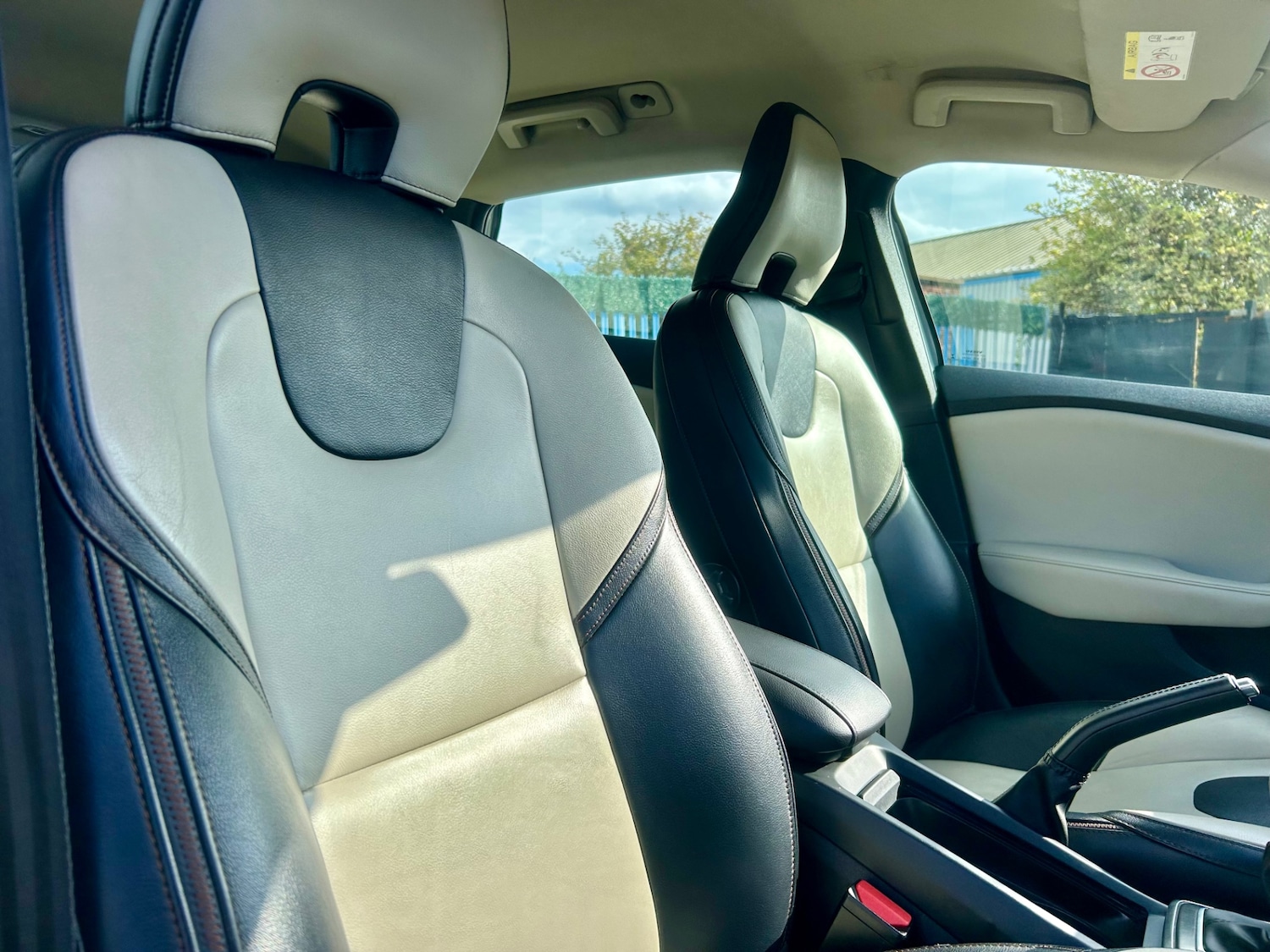 Used Volvo V40 2015 for sale - 76142412: Photo 29