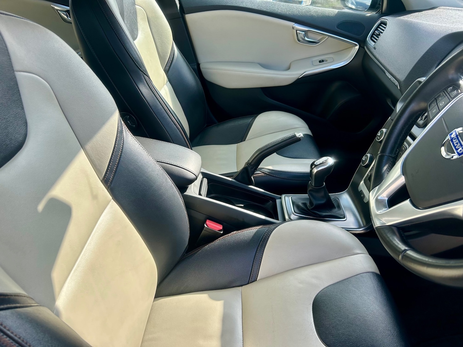 Used Volvo V40 2015 for sale - 76142412: Photo 30