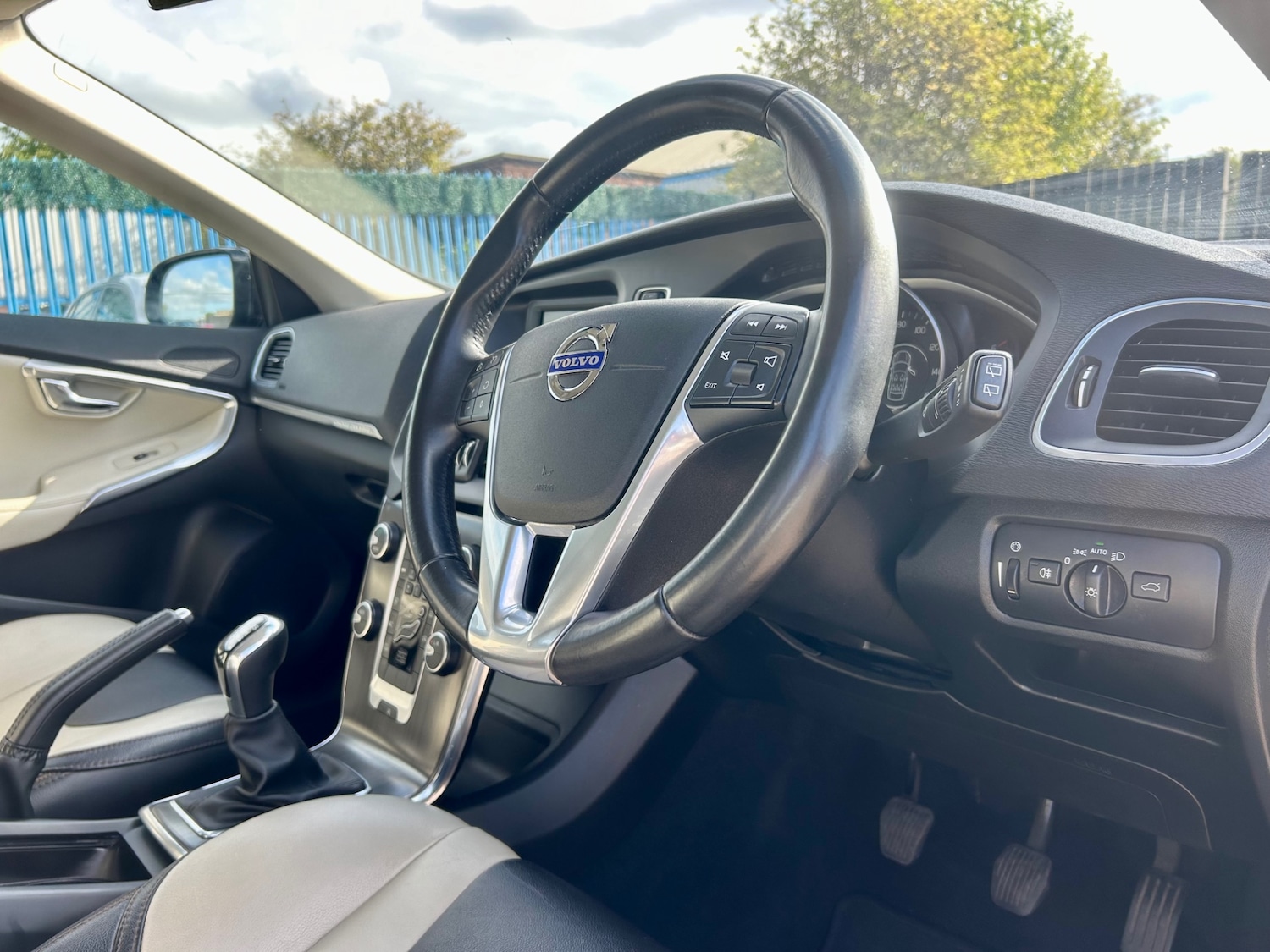 Used Volvo V40 2015 for sale - 76142412: Photo 42