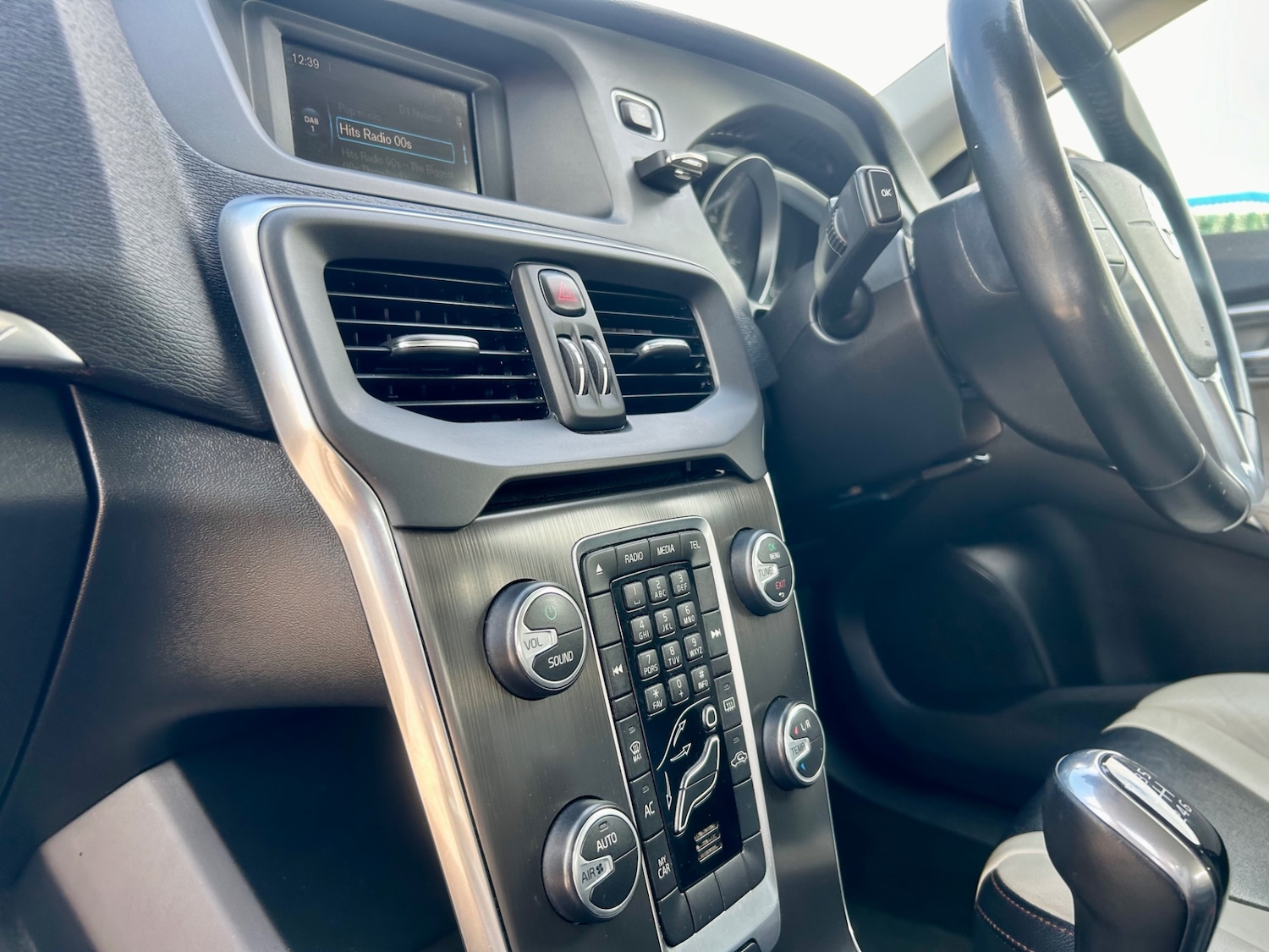 Used Volvo V40 2015 for sale - 76142412: Photo 56