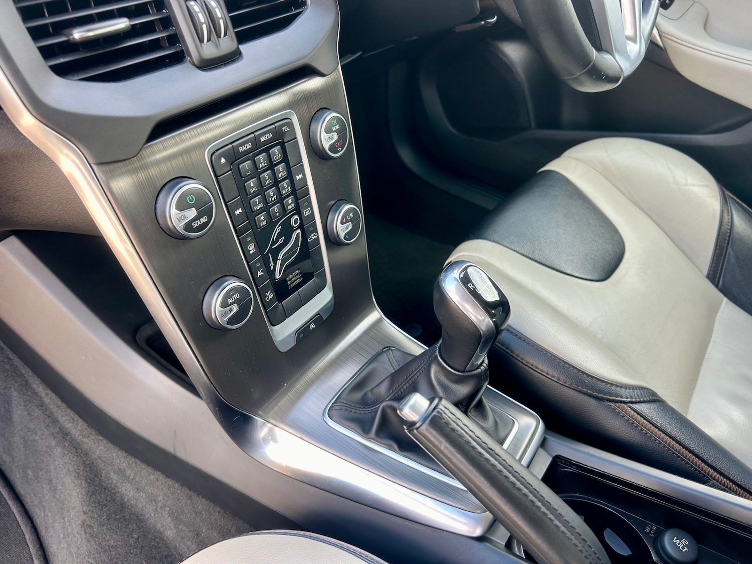 Used Volvo V40 2015 for sale - 76142412: Photo 57