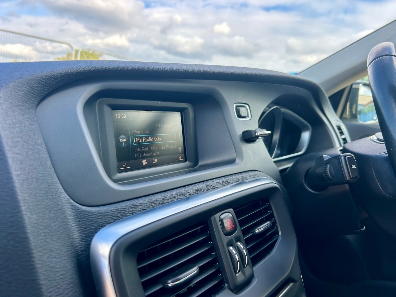 Used Volvo V40 2015 for sale - 76142412: Photo 61