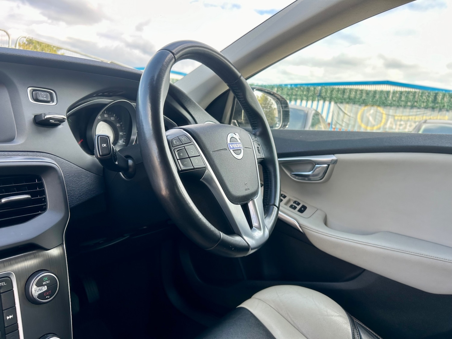 Used Volvo V40 2015 for sale - 76142412: Photo 65