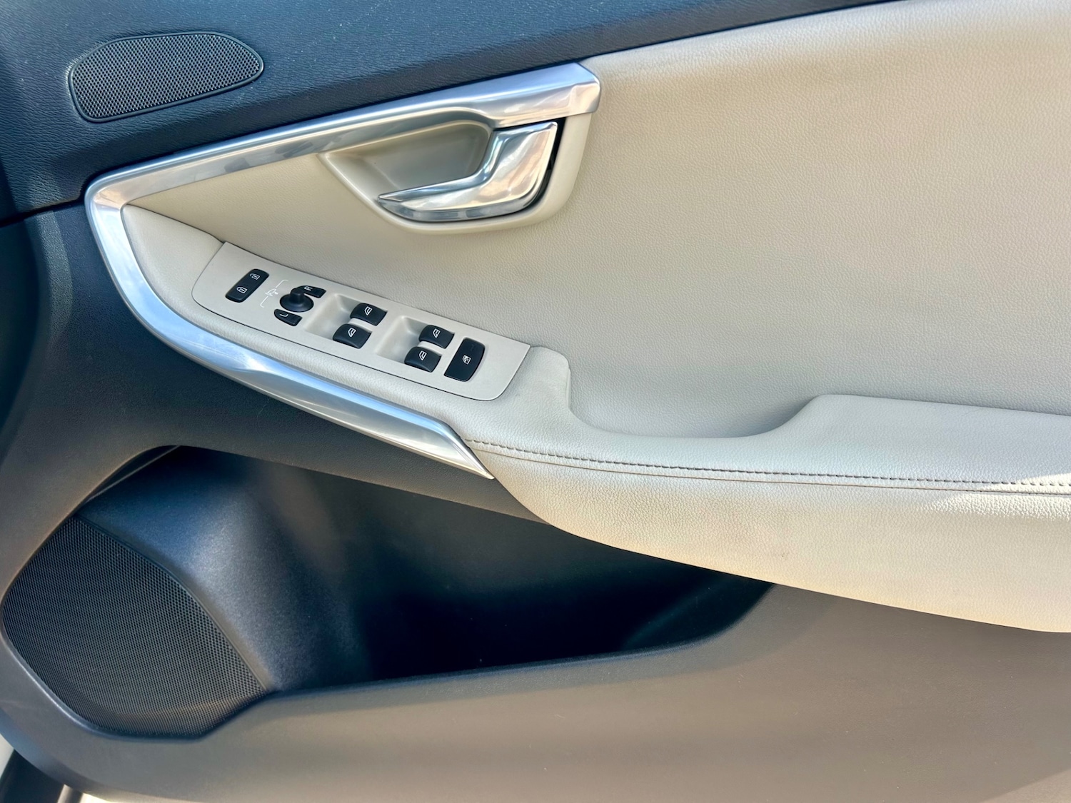 Used Volvo V40 2015 for sale - 76142412: Photo 78