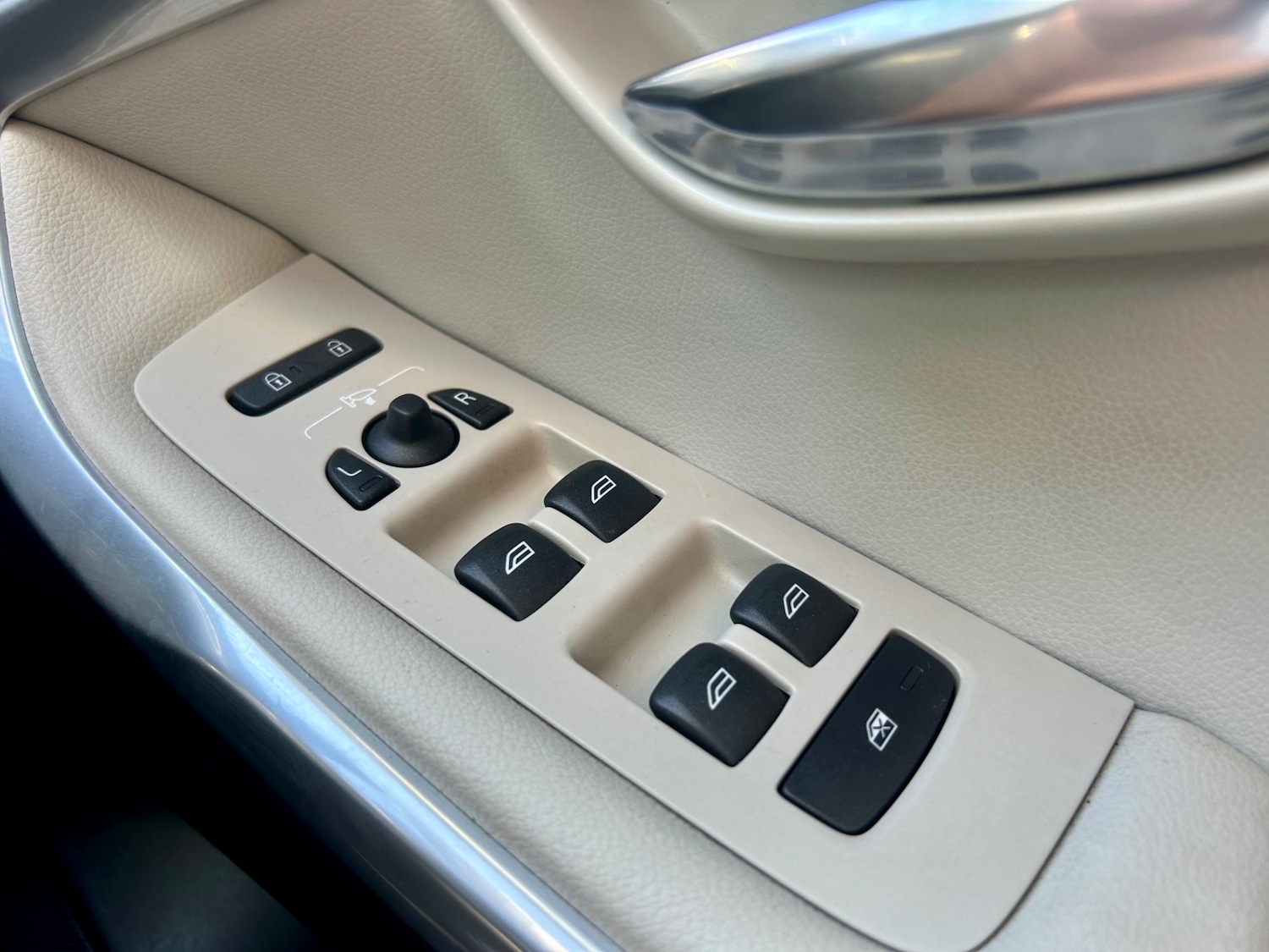 Used Volvo V40 2015 for sale - 76142412: Photo 84