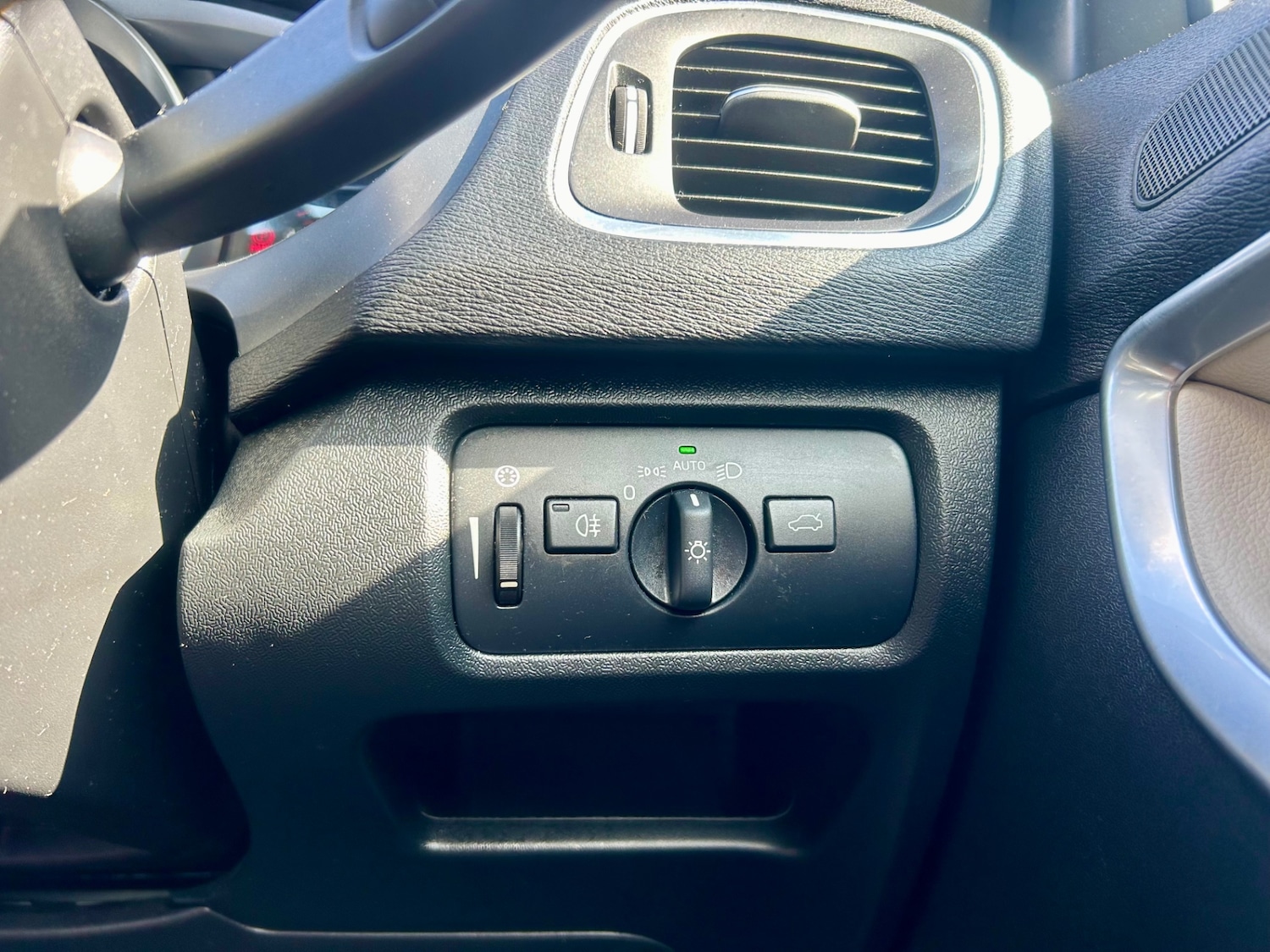 Used Volvo V40 2015 for sale - 76142412: Photo 85