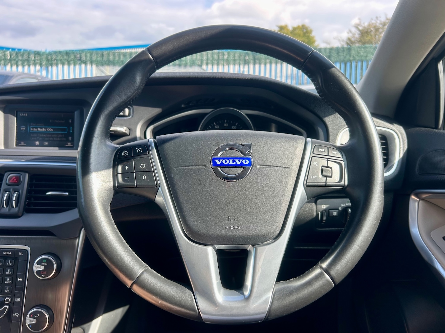 Used Volvo V40 2015 for sale - 76142412: Photo 86