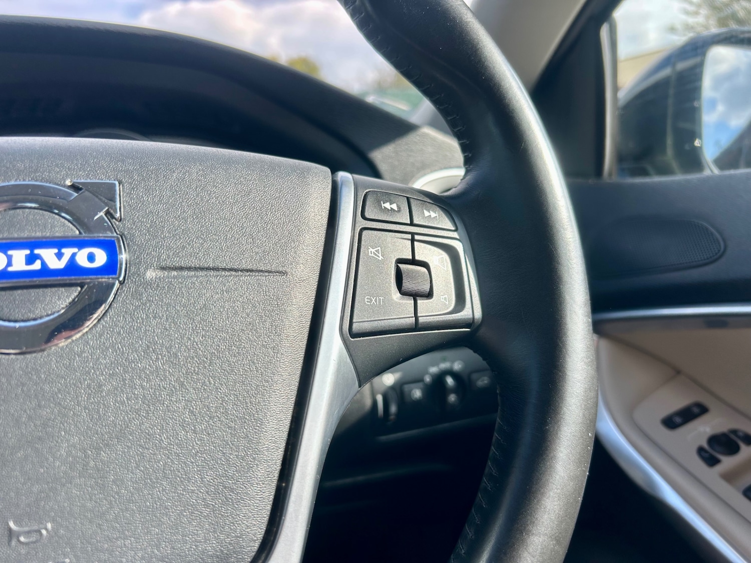 Used Volvo V40 2015 for sale - 76142412: Photo 87