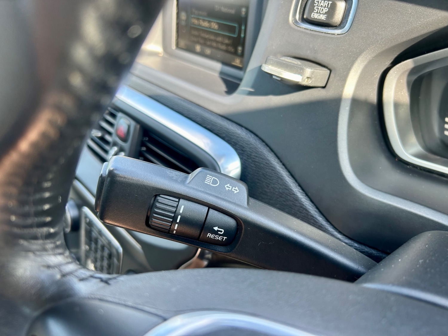 Used Volvo V40 2015 for sale - 76142412: Photo 90