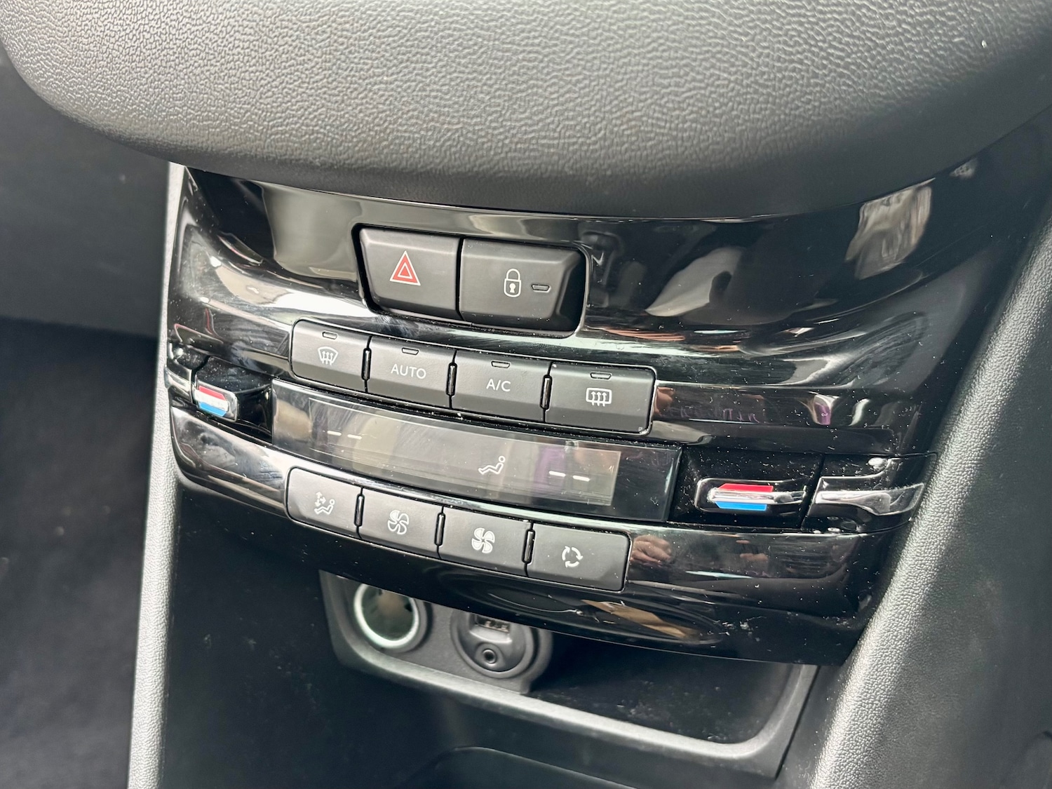 Used Peugeot 208 2016 for sale - 76113945: Photo 24