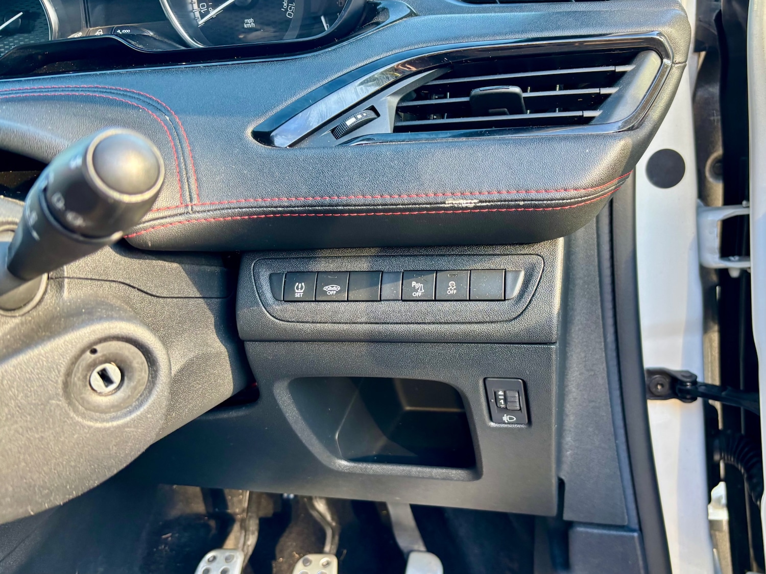 Used Peugeot 208 2015 for sale - 76118354: Photo 24